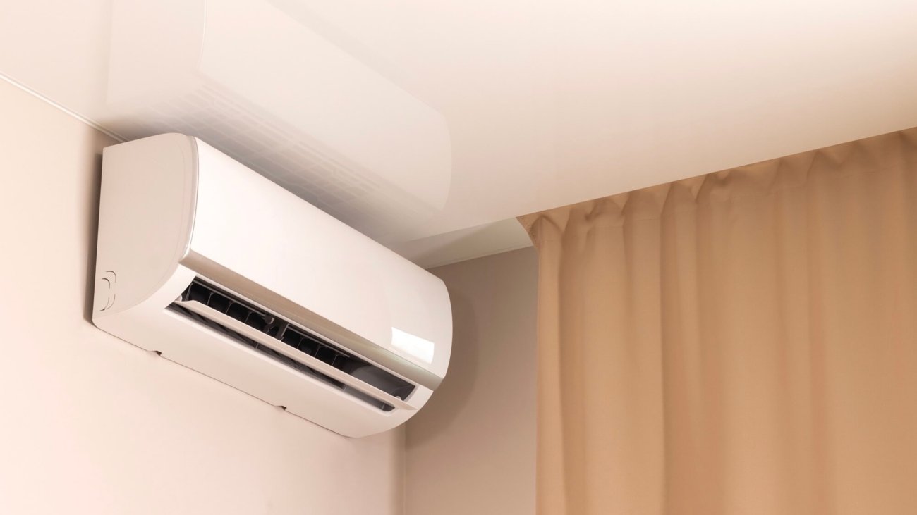 white-air-conditioner-in-modern-room-6898G8S.jpg